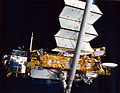 Déploiement du satellite UARS à l'aide du Canadarm de la navette spatiale américaine.