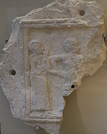 Stèle fragmentaire représentant une scène de présentation de Gudea, conduit par Ningishzida. Musée du Louvre.