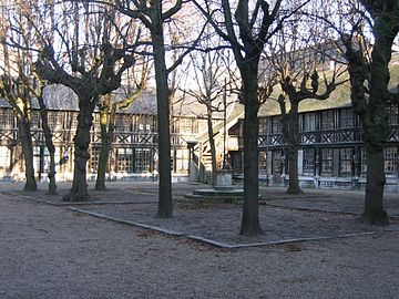 Aître Saint-Maclou à Rouen, cimetière des pestiférés au XIVe siècle.