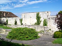 Ruines de l'abbatiale de l'ancienne abbaye Saint-Arnoul, place Saint-Simon.