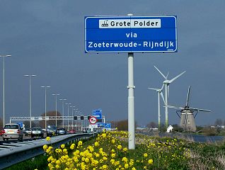 Paysage typiquement Hollandais aux côtés de l'A4 avec moulin Zelden van Passe à Zoeterwoude.
