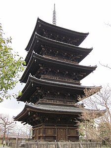 Tō-ji (Kyō-ō-gokoku-ji). Pagode du temple bouddhiste de l'école shingon. 796, puis reconstruite en 1644 sur le modèle de 826. Kyōto.