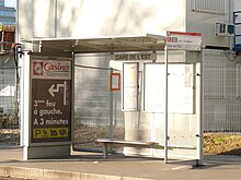 Photographie d'un abribus vide, nommé « Gare de l'Est ».