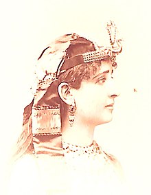 Photographie de 1888 représentant Mel Bonis de profil dans un costume de Cléopâtre.