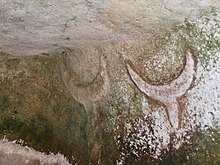 Bas-relief représentant des têtes de taureaux dans la nécropole de Su Crucifissu Mannu près de Porto Torres en Sardaigne datant du IVe millénaire av. J.-C. Ces représentations abstraites de taureaux sont retrouvées en grand nombre en Italie.