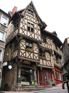 O Hotel du Pirou - Casa de madeira (século XV).