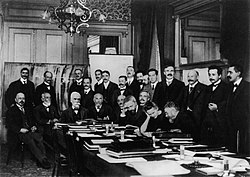 1911 г., в нижнем ряду вторая справа