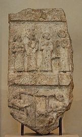 Fragment d'une stèle en calcaire représentant une procession de prêtres et des musiciens. Musée du Louvre.
