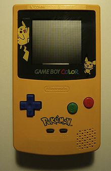 Console Game Boy Color illustrée avec des images de Pikachu et Pichu.