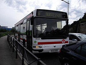 Photographie couleur d'un bus blanc et rouge numéroté 8 et en direction de Montessuy.