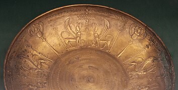 Détail d'un des bols en bronze de style égyptisant « phénicien » provenant de Nimroud (Assyrie). British Museum.