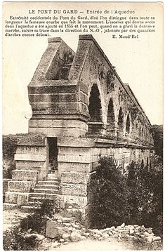 L'extrémité ouest du Pont du Gard en 1891, montrant les escaliers installés par Charles Laisné permettant aux visiteurs d'entrer dans le conduit.
