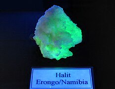 Fluorescence de la halite d'Erongo, Namibie. Musée minéralogique de Bonn.