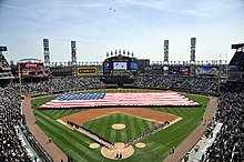 Description de l'image US Navy 100406-N-1232M-001 Sailors assigned to various commands at Naval Station Great Lakes unfurl an American flag before the 2010 home opening Chicago White Sox baseball game.jpg.