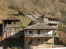 Photographie de maisons traditionnelles dans le village de Jeleznets