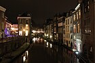 Le canal d'Utrecht de nuit avec les décorations de Nouvel an.