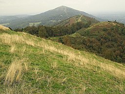 Toppen Worcestershire Beacon i Malvern Hills. Bergsryggen Malvern Hills är populär bland fotvandrare och andra naturentusiaster.