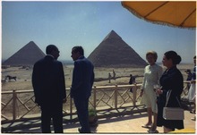 Nixon, Sadate et leurs épouses sont sur une terrasse en face des pyramides de Gizeh
