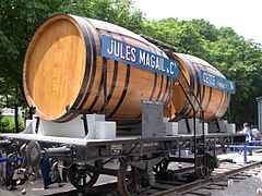 Un ancien wagon bi-foudre pour le transport du vin.