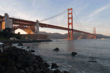 Une photographie numérique du Golden Gate Bridge retouché avec des effets de lumière.