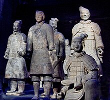 Photographie de statues de soldats en terre cuite.