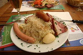 photographie d'une assiette de choucroute alsacienne