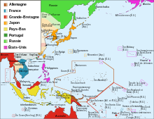Carte du Pacifique en couleur : en rouge les territoires anglais, en bleu clair les territoires français, en marron les territoires allemands, en orange les territoires japonais, en jaune les territoires néerlandais