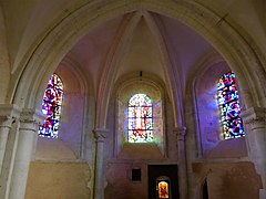 Le chœur et les vitraux de Gabriel Loire.