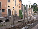 Ruines du portique sur le côté sud-est, vers le théâtre de Marcellus.