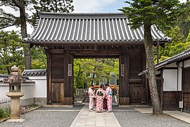 Quatre jeunes femmes portant un yukata, devant la porte Nord (Kita So-Mon) du Kiyomizu-dera (Kyoto, juin 2019).