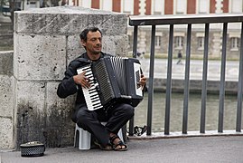 Accordéoniste jouant sur un pont à Paris