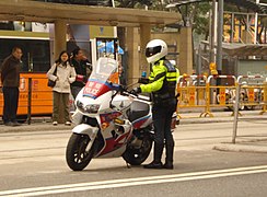 Un motard de la Police de la Securité routière de Hong Kong