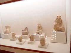 Fragments de statues masculines en pierre exhumées à Mohenjo-daro. Musée de Mohenjo-daro.