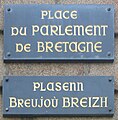 Plaque signalétique en français et en breton.