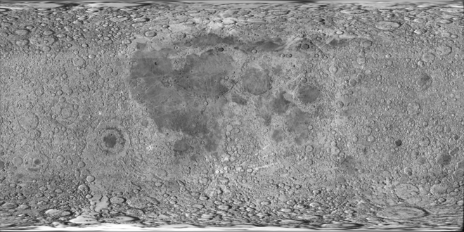 Panorama rectangulaire de la surface Lunaire. On observe notamment au centre les grands mers de la face visible.