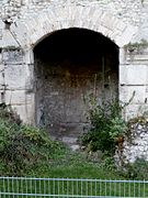 vue d'une poterne antique ouverte dans un mur