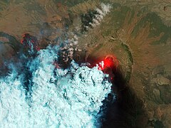 Vue aérienne d'un volcan en éruption.
