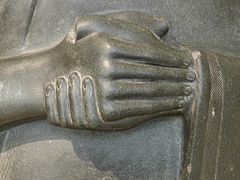 Statue A, détail des mains jointes. Musée du Louvre.