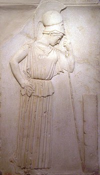 Athéna pensive, bas-relief (vers 460 avant notre ère), musée de l'Acropole d'Athènes. Avant une épreuve sportive, la déesse semble réfléchir à la meilleure stratégie à adopter pour remporter la victoire[1].