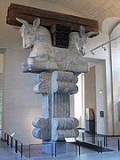 Chapiteau en forme de taureaux du palais de Suse. Musée du Louvre.