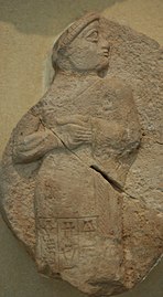 Fragment de stèle en calcaire représentant Gudea. Musée du Louvre.