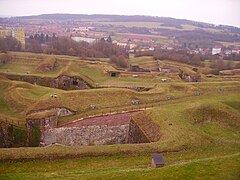 Vue des fortifications depuis la terrasse panoramique. Au premier plan, le Grand Couronné du comte de la Suze.