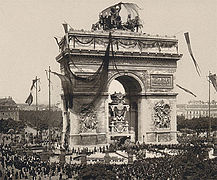 Le catafalque sous l'Arc de Triomphe de Paris.