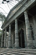 Photo d'un bâtiment, dont la façade est composée de colonnes.