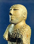 Tête virile dite du « roi-prêtre », calcaire ou stéatite blanche (?). H. 19 cm. Mohenjo-Daro, v. 2000-1900 av. J.-C. National Museum, Karachi, Pakistan.
