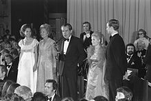 Nixon en costume de soirée parle dans un micro