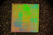 Vue du die du microprocesseur Intel Pentium 4. Seule la couche de connexions est visible en surface.