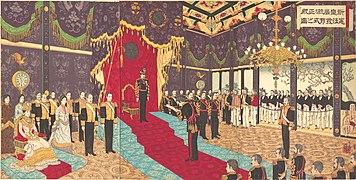 Ukyo-e présentant la salle du trône. L'empereur debout au centre est entouré d'hommes en uniformes, l'atmosphère est solennelle.
