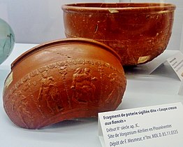 Fragment dit « Coupe creuse aux fiancés » (début IIe s.) de Vorganium (Kerilien, Plounéventer) (Musée du Léon de Lesneven).