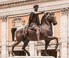 Statue d'un homme sur un cheval de couleur brune.